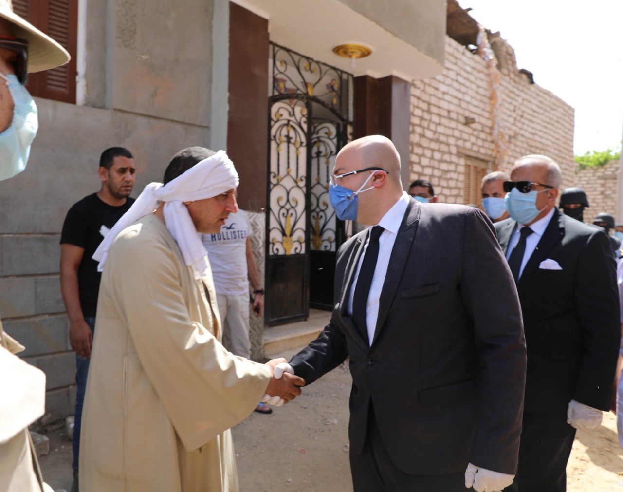 محافظ بني سويف يزور أسرة الشهيد محمود عادل لتقديم واجب العزاء (1)
