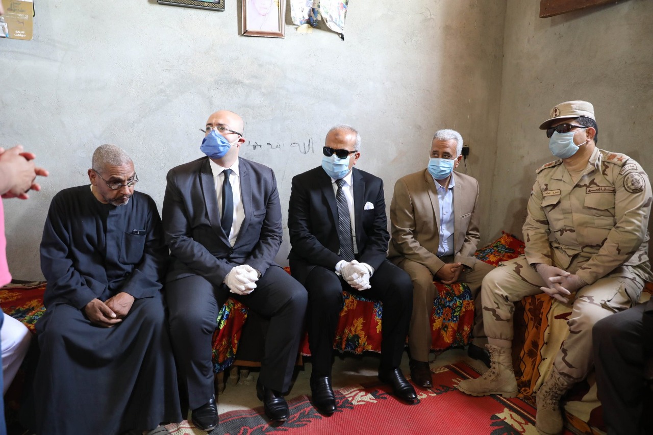 محافظ بني سويف يزور أسرة الشهيد محمود عادل لتقديم واجب العزاء (2)