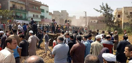 آلاف يشيعون جثمان شهيد سيناء (3)