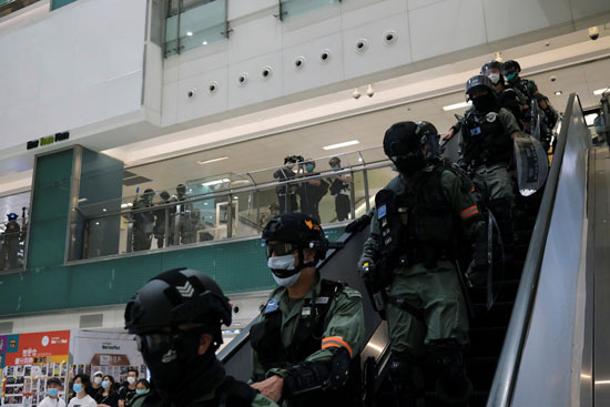 شرطة هونج كونج تطارد المتظاهرين