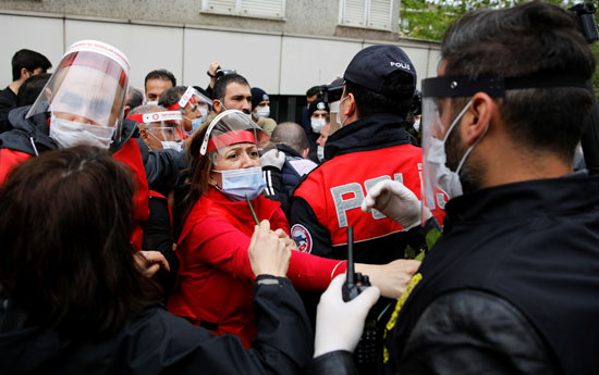 اعتقال رئيسة اتحاد نقابات العمال التقدمية في تركيا أرزو سيركيزوجلو