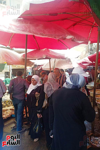 زحام شديد بسوق الميدان فى الإسكندرية رغم التحذيرات (3)