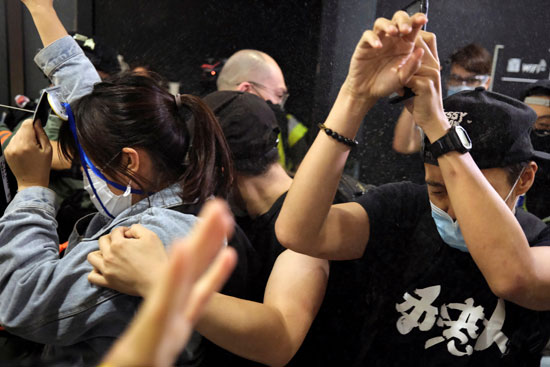 اشتباكات بين الشرطة والمتظاهرين فى هونج كونج