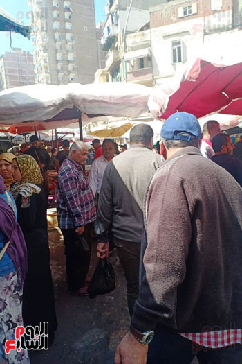 زحام شديد بسوق الميدان فى الإسكندرية رغم التحذيرات (2)