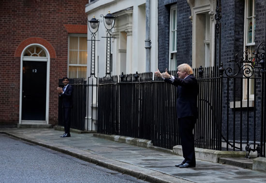 رئيس الوزراء البريطانى يقف فى الشارع لتحية الطواقم الطبية