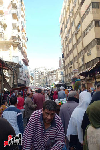 زحام شديد بسوق الميدان فى الإسكندرية رغم التحذيرات (5)