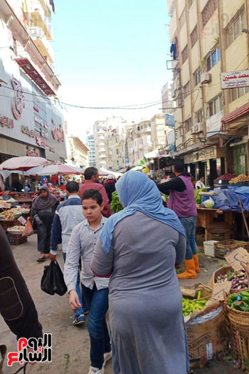 زحام شديد بسوق الميدان فى الإسكندرية رغم التحذيرات (1)