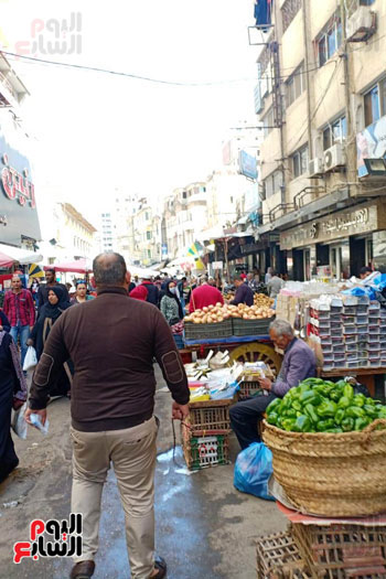 زحام شديد بسوق الميدان فى الإسكندرية رغم التحذيرات (4)