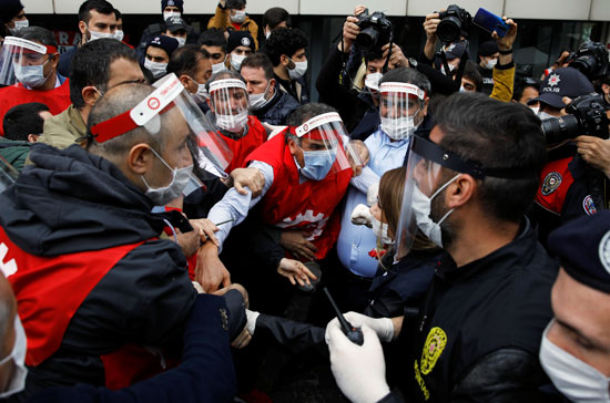 قوات الأمن التركية تلقى القبض على العمال يوم عيد العمال