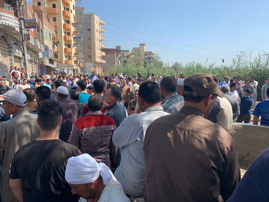 آلاف يشيعون جثمان شهيد سيناء فى جنازة عسكرية (5)