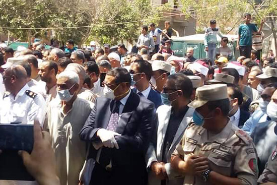 محافظ البحيرة وآلاف من أهالى كوم حمادة يشيعون جنازة شهيد سيناء (3)