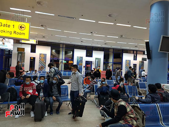 وصول 164 من المصريين العالقين بأوكرانيا إلى مطار مرسى علم الدولى (2)