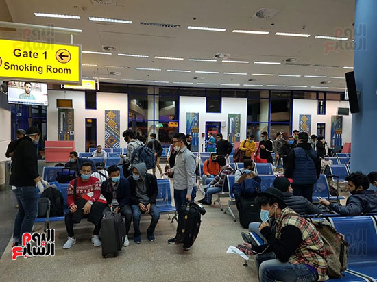 وصول 164 من المصريين العالقين بأوكرانيا إلى مطار مرسى علم الدولى (4)