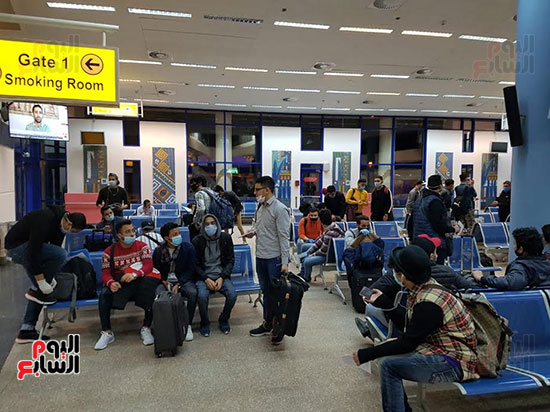 وصول 164 من المصريين العالقين بأوكرانيا إلى مطار مرسى علم الدولى (3)