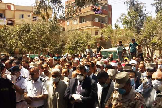 محافظ البحيرة وآلاف من أهالى كوم حمادة يشيعون جنازة شهيد سيناء (4)
