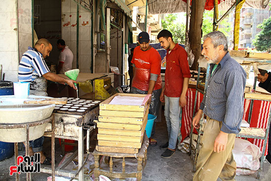 ناصر يتابع عمال المحل