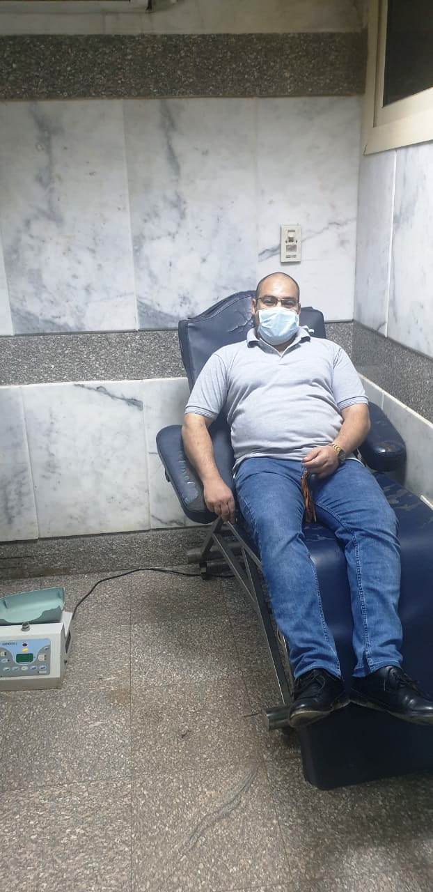 محمد عبد الفتاح يتبرع بالدم
