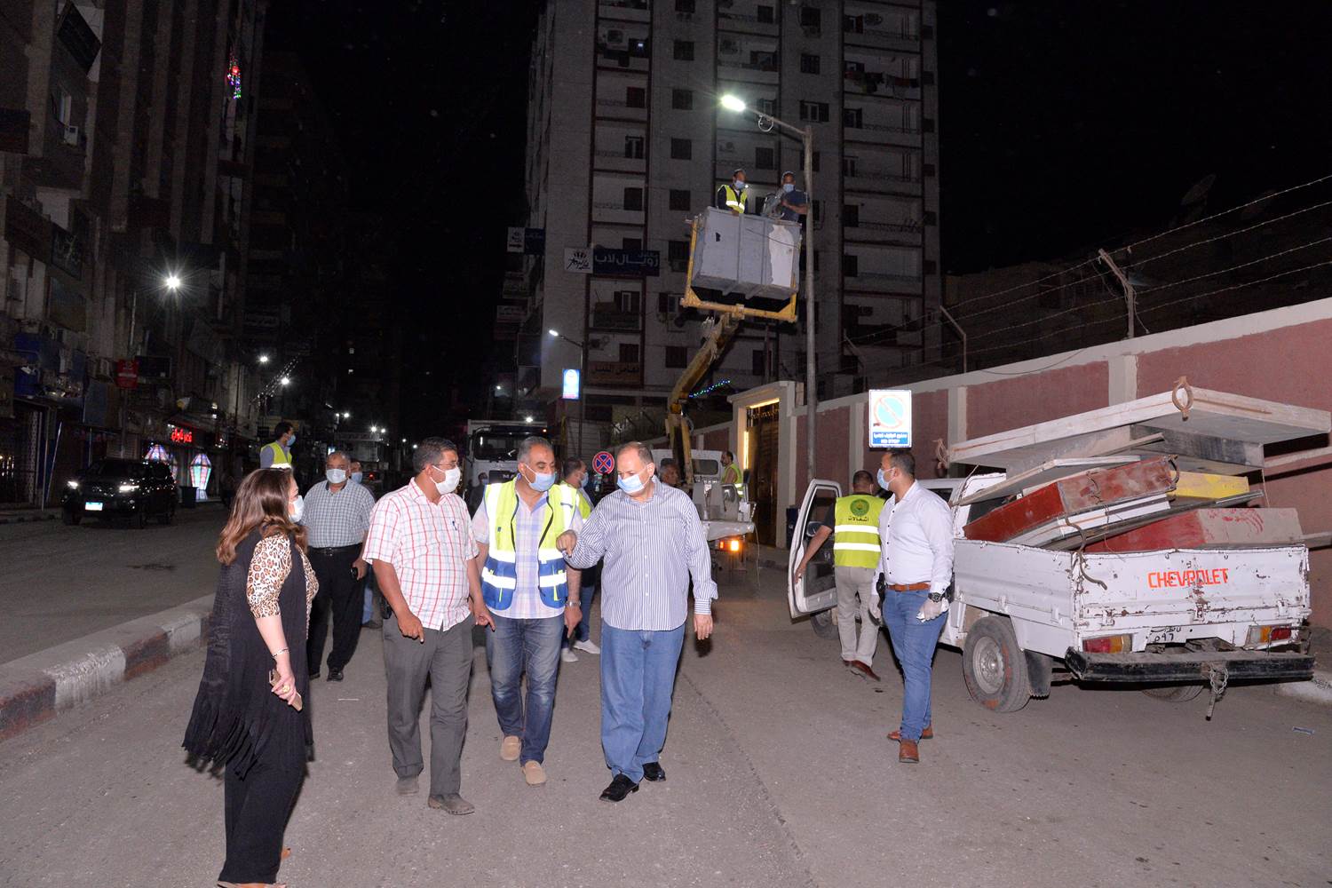 محافظ أسيوط يتفقد كشط شوارع منطقة السادات  (15)