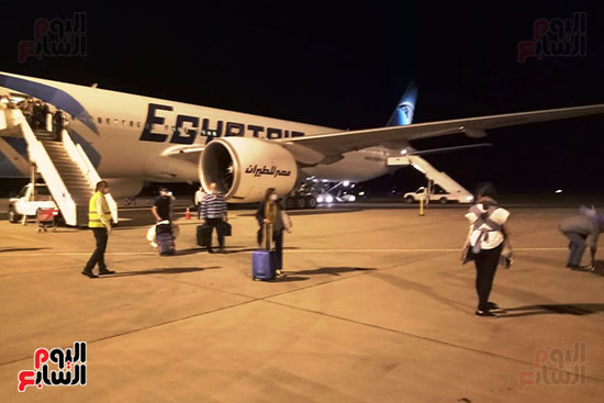 مطار مرسى علم الدولي يستقبل رحلة طيران تقل 233 مصريا عالقا في إنجلترا  (4)