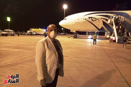 مطار مرسى علم الدولي يستقبل رحلة طيران تقل 233 مصريا عالقا في إنجلترا  (6)