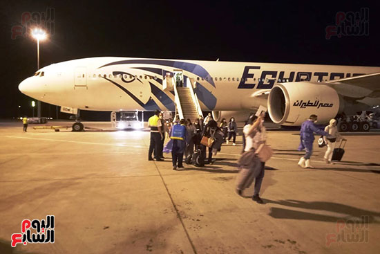 مطار مرسى علم الدولي يستقبل رحلة طيران تقل 233 مصريا عالقا في إنجلترا  (3)