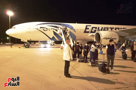 مطار مرسى علم الدولي يستقبل رحلة طيران تقل 233 مصريا عالقا في إنجلترا  (8)