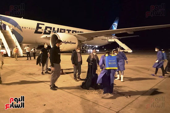 مطار مرسى علم الدولي يستقبل رحلة طيران تقل 233 مصريا عالقا في إنجلترا  (1)