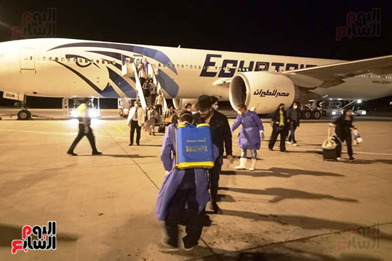 مطار مرسى علم الدولي يستقبل رحلة طيران تقل 233 مصريا عالقا في إنجلترا  (5)