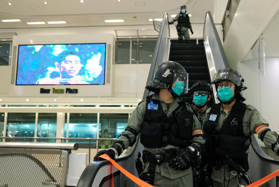 أفراد الشرطة فى هونج كونج يستعدون لفض التظاهرات