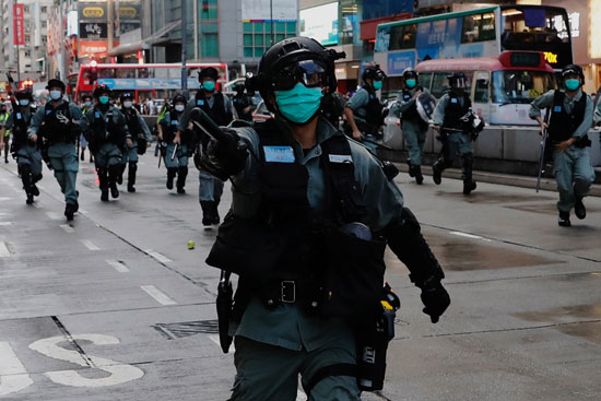 شرطة مكافحة الشغب تفرق المتظاهرين فى هونج كونج