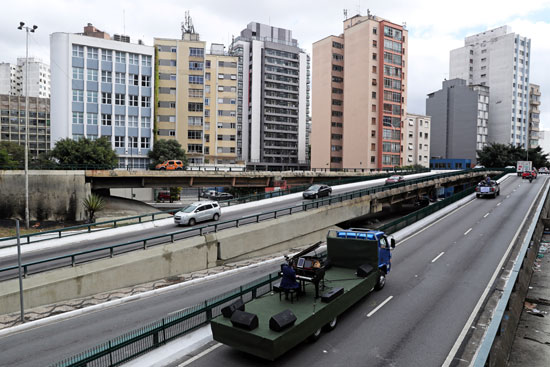 الشاحنة تدور فى شوارع المدينة البرازيلية المكتظة بالسكان