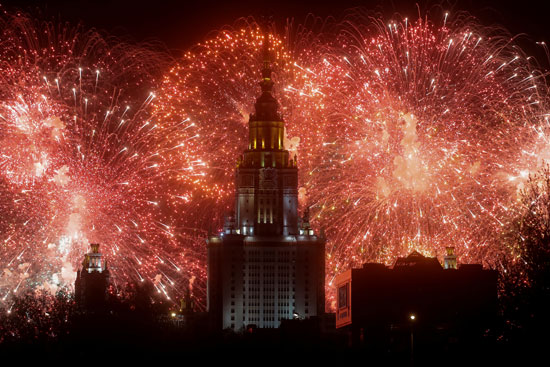 الألعاب النارية فى موسكو احتفالات بذكرى النصر