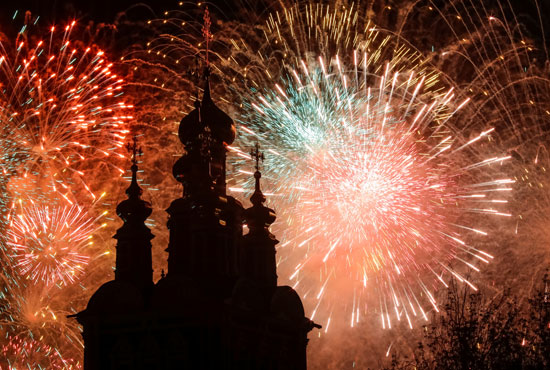 سماء موسكو مضاءه بالألعاب النارية احتفالا  بذكرى النصر