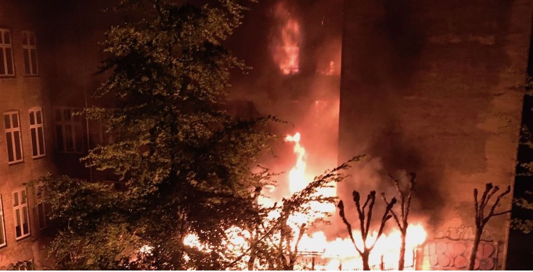 اندلاع النيران في حريق المركز الإسلامي الدنماركي
