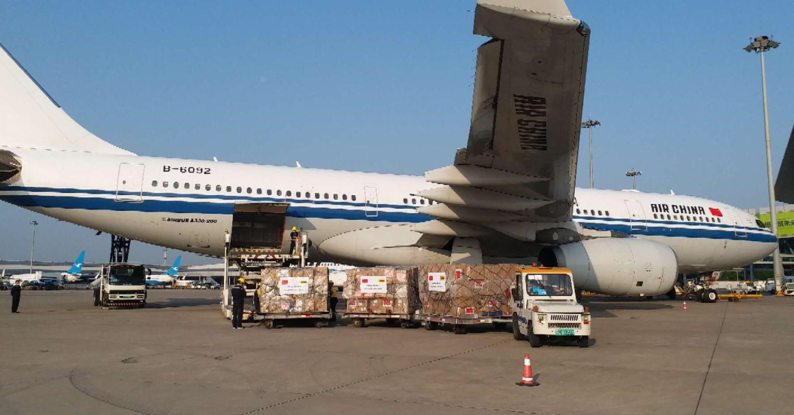 طائرة المساعدات فى مطار زيمبابوى