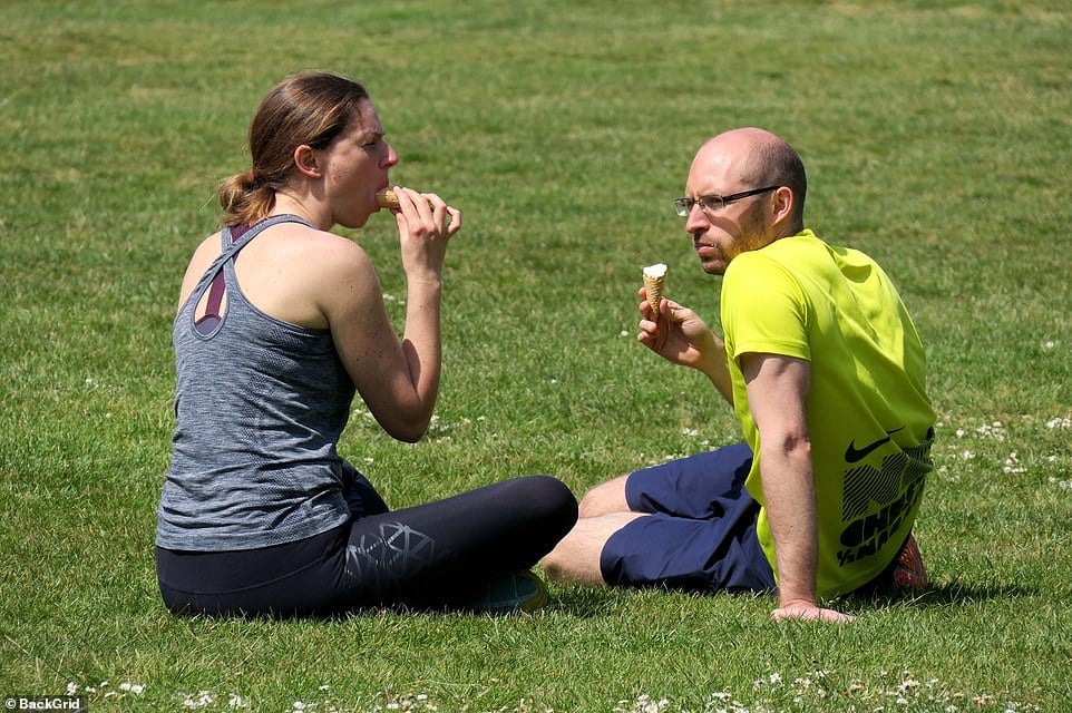 28198636-8304549-A_couple_ate_ice_creams_while_taking_a_break_from_exercise_in_Bl-a-35_1589104265798