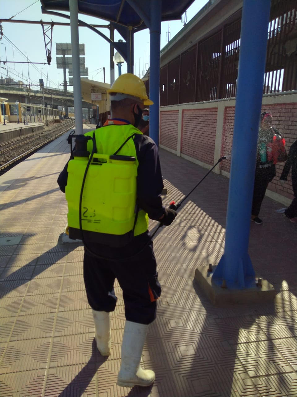 شركة المترو تواصل أعمال تعقيم وتطهير المحطات والقطارات ضد كورونا (8)