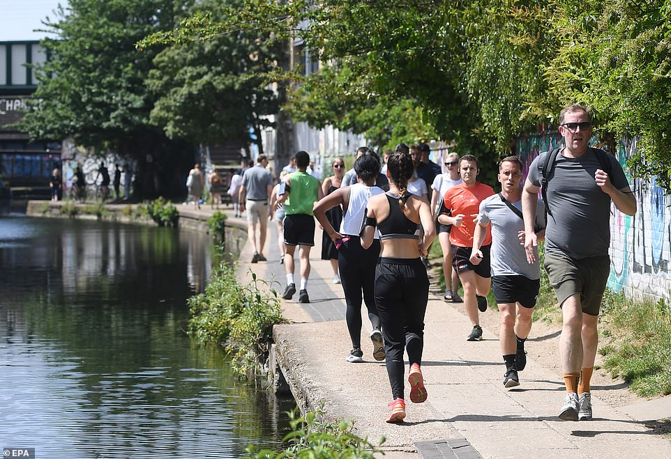 28195390-8304549-Runners_took_to_the_river_path_by_Regent_s_Canal_as_the_sun_shon-a-41_1589104265988