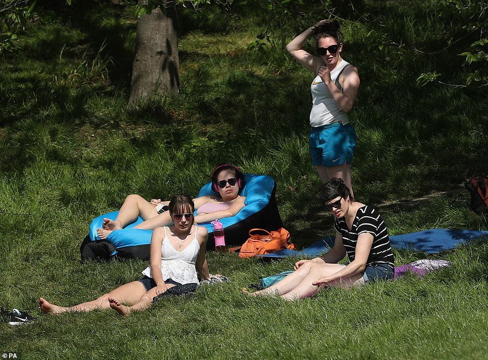 28216814-8304549-A_group_of_sunbathers_in_Greenwich_Park_London_May_9_Health_offi-a-38_1589104265966