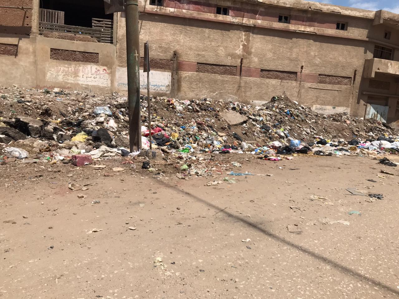  تراكم القمامة بطريق شوبر الرئيسي (1)