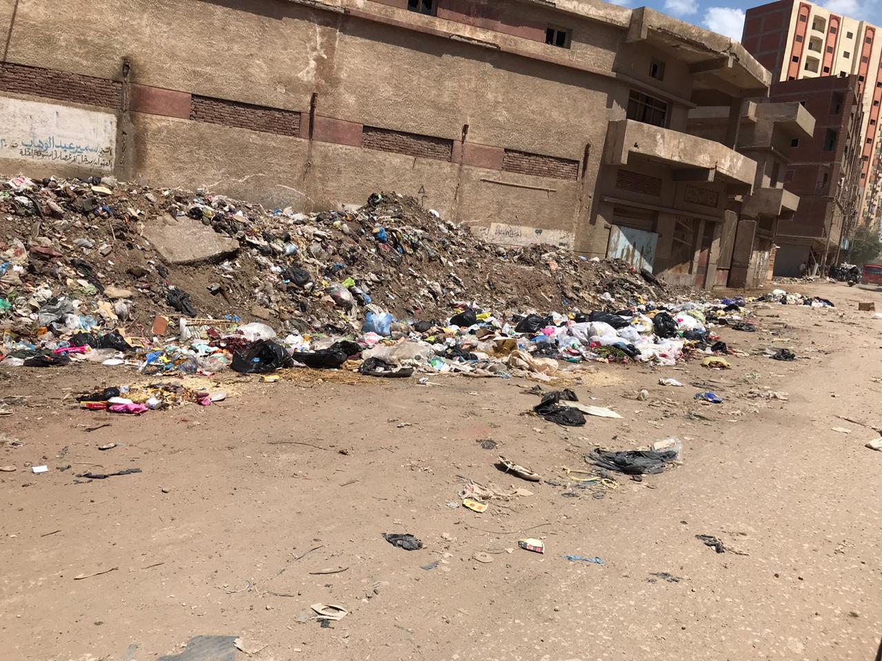  تراكم القمامة بطريق شوبر الرئيسي (2)