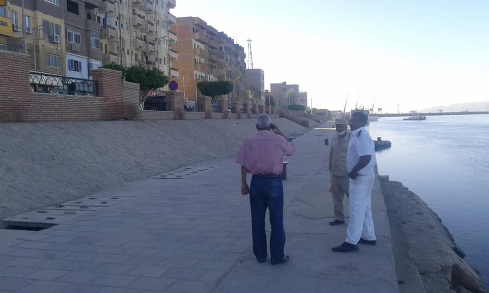 رجال المسطحات يخلون الكورنيش تماماً بإسنا رجال المسطحات يخلون الكورنيش تماماً بإسنا