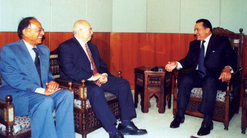 خالد محى الدين مع الرئيس الأسبق مبارك