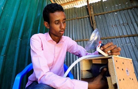 المهندس الصومالي يشرف على جهازه