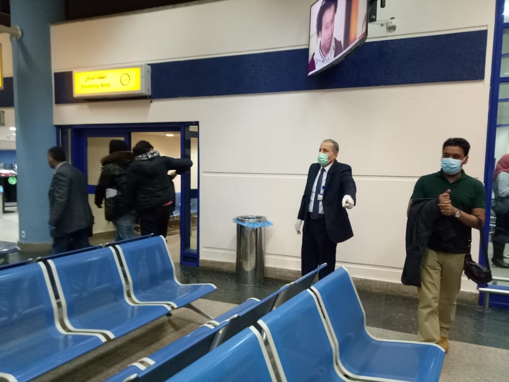 فحص العائدين من الخارج فور وصولهم مطار مرسى علم (8)