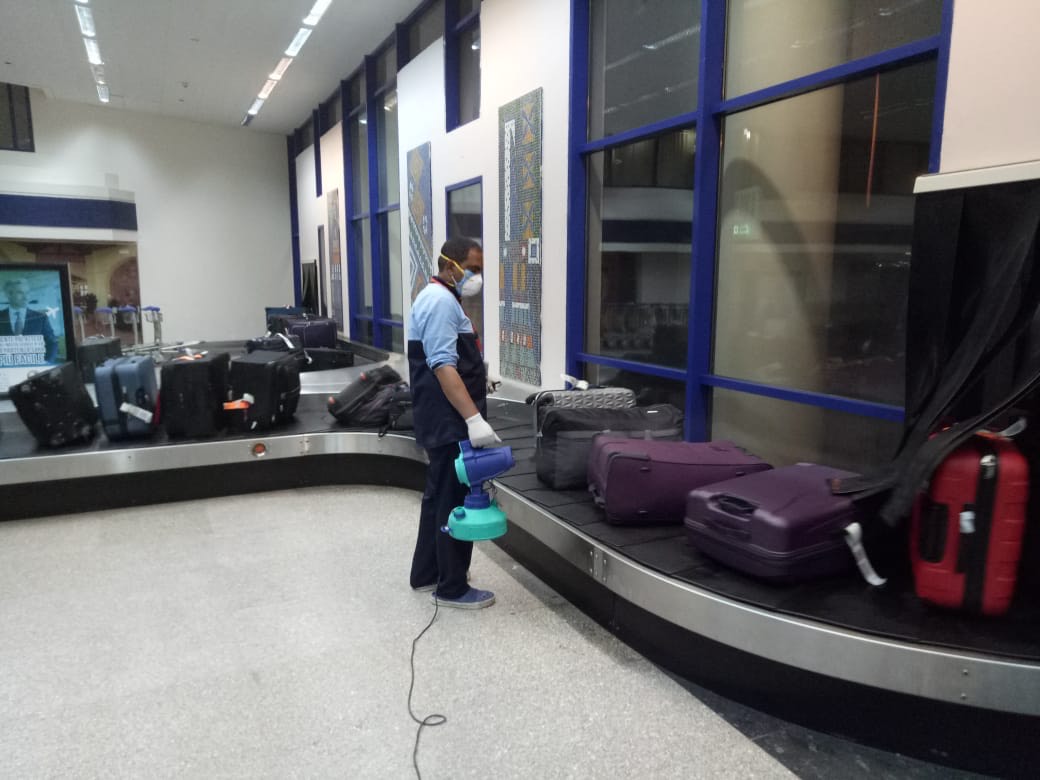 فحص العائدين من الخارج فور وصولهم مطار مرسى علم (9)