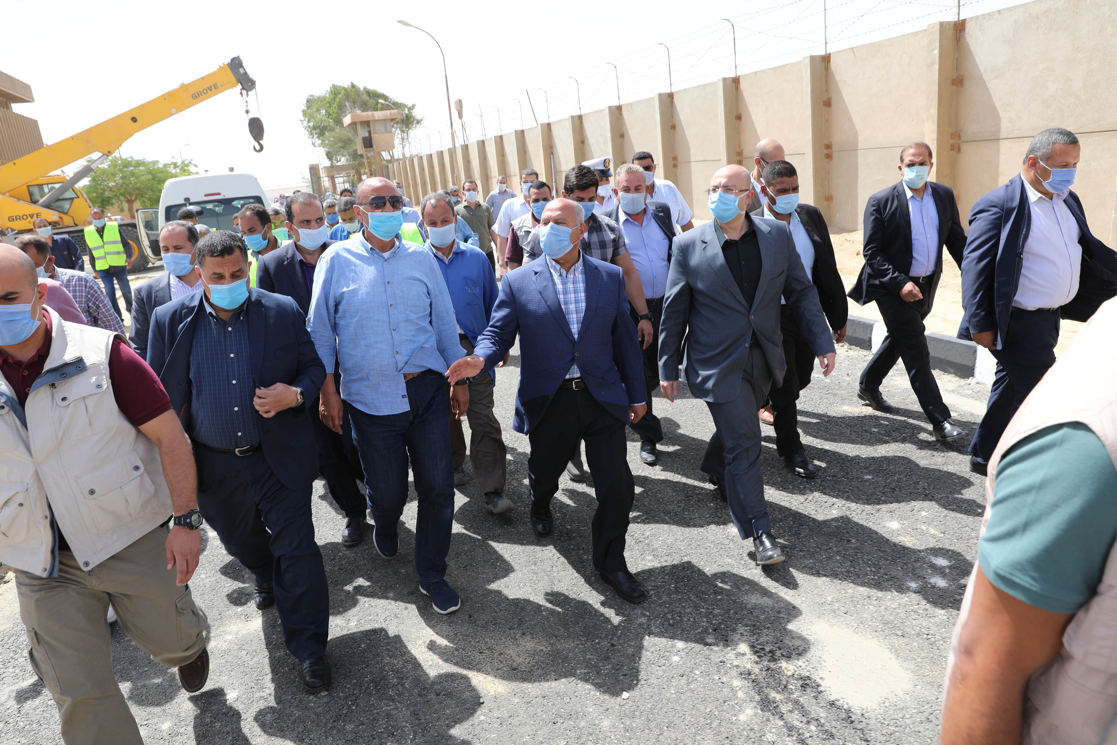 محافظ بنى سويف خلال زيارة وزير النقل للمحافظة (4)