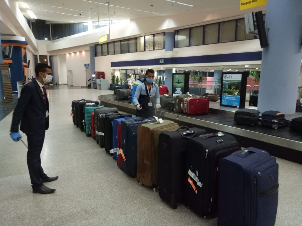 فحص العائدين من الخارج فور وصولهم مطار مرسى علم (2)