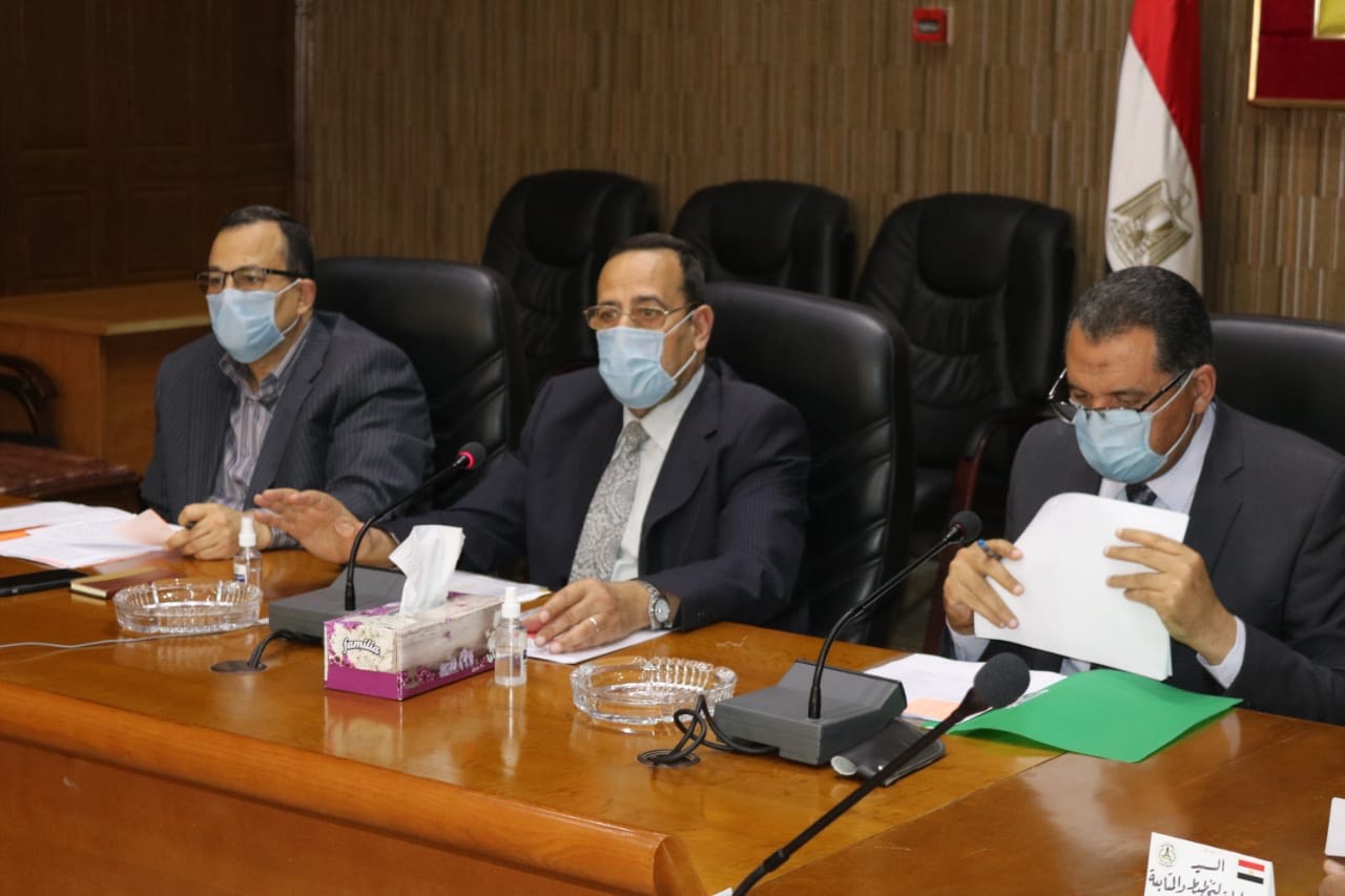 محافظ شمال سيناء خلال الاجتماع التنفيذى (3)