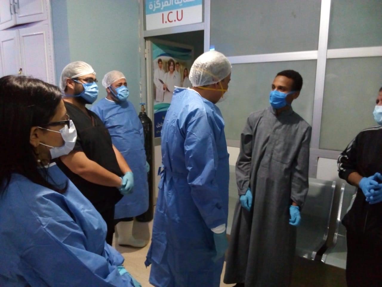 خروج حالتين بعد تعافيهما من فيروس كورونا بمستشفى حميات الغردقة (3)